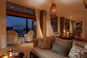 Bar-salon dans le hall