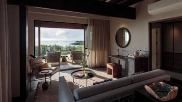 Habitación Deluxe con 1 cama matrimonial o 2 individuales | Área de sala de estar | Libros y videoteca