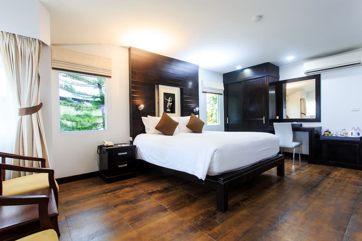 Deluxe Bungalow, Garden Area | Minibar, in-room safe, blackout drapes, iron/ironing board