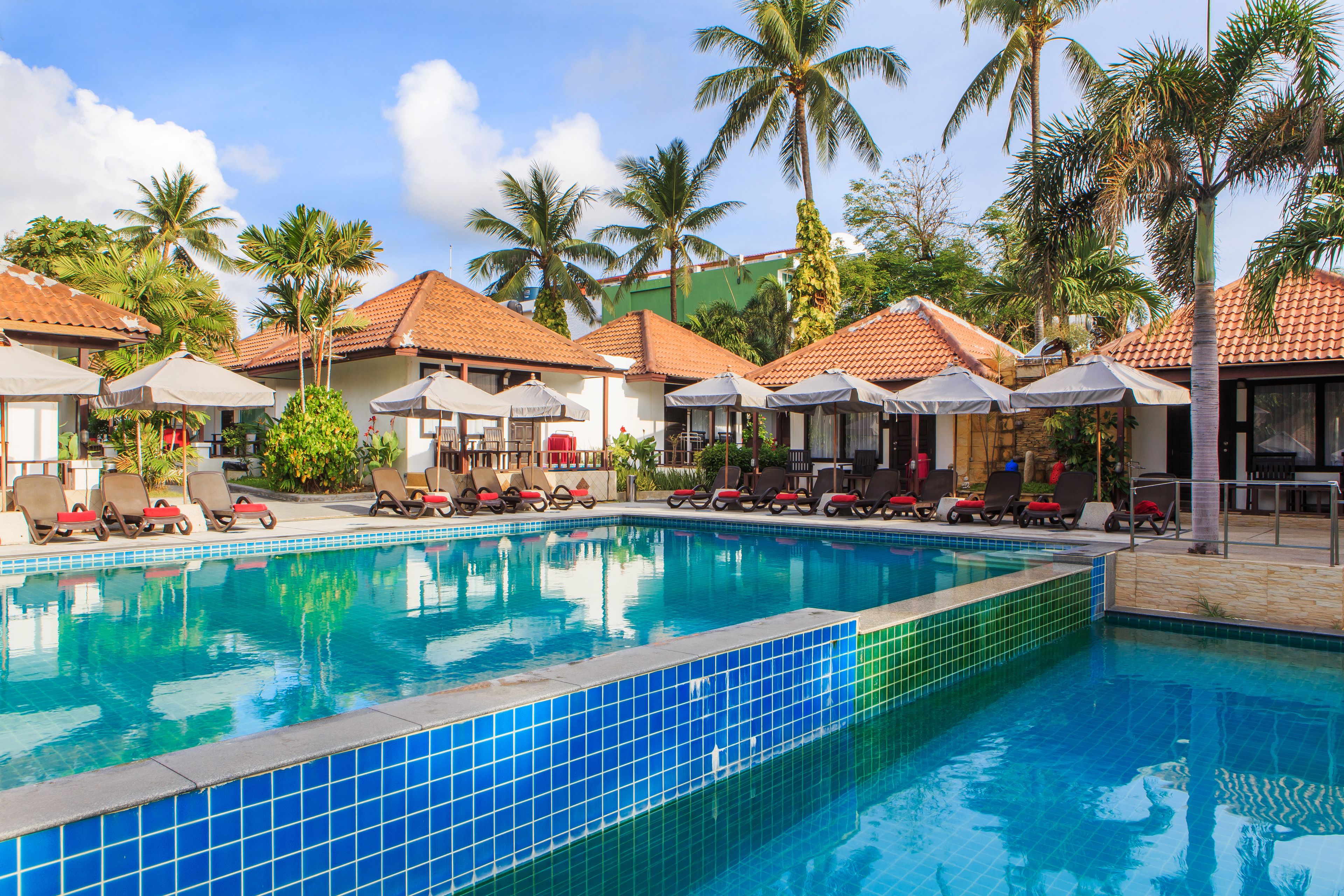 3 udendørs pools, åben fra kl. 08.00 til kl. 19.00, parasoller