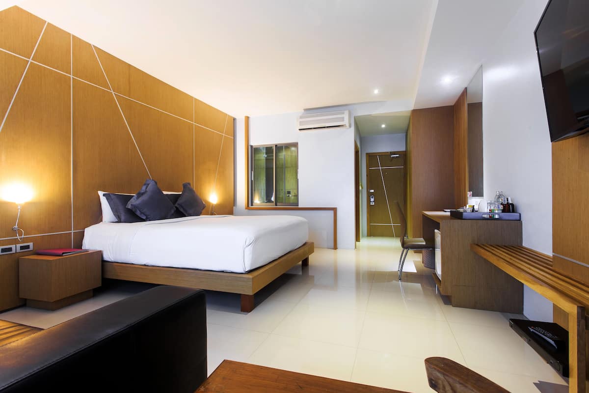 Standard Double Room | Minibar, in-room safe, blackout drapes, iron/ironing board