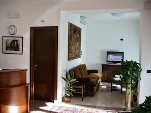 Lobby sitting area - Hotel Antico Acquedotto (Rome)