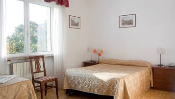 Værelse til 3 personer | Pengeskab på værelset, skrivebord, strygejern/strygebræt, gratis Wi-Fi