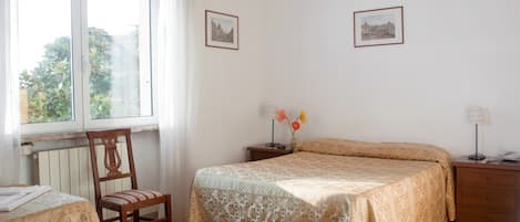 Triple Room | In-room safe, desk, iron/ironing board, free WiFi