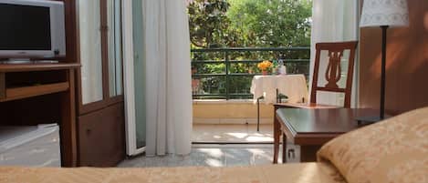 Single Room | In-room safe, desk, iron/ironing board, free WiFi