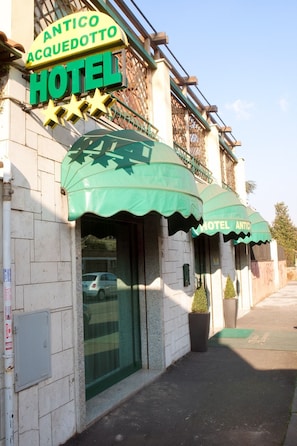 A hotel named "ANTICO ACQUEDOTTO" with green awnings and a clear entrance. - Hotel Antico Acquedotto (Rome)