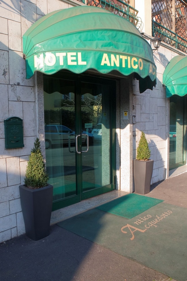 Property entrance - Hotel Antico Acquedotto (Rome)