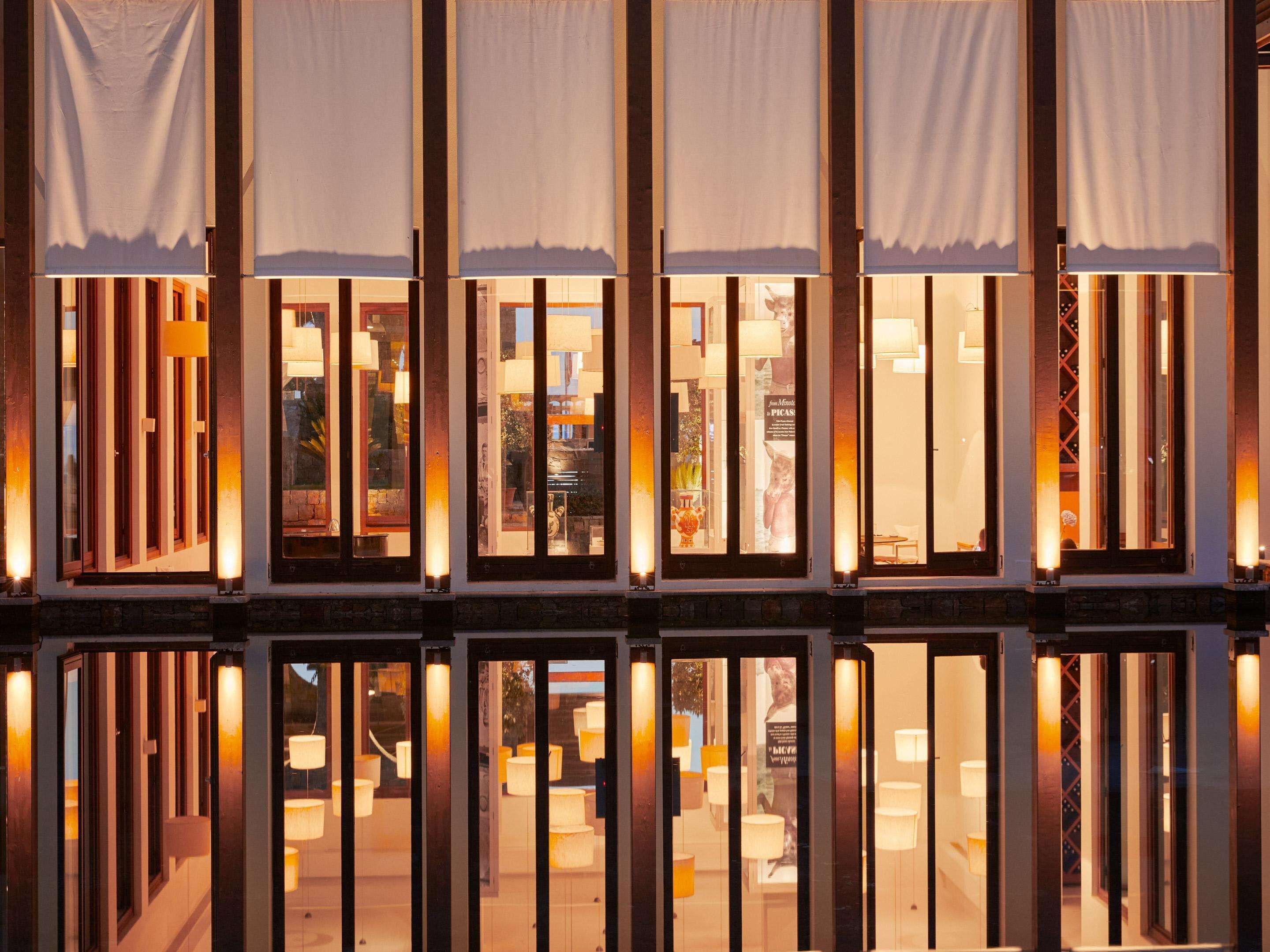 5 restaurants, breakfast, lunch, dinner served; seafood