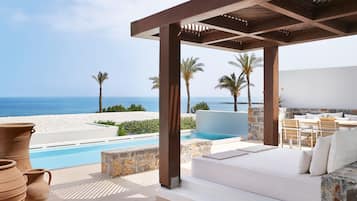 Royal Villa with Courtyard, Sea View & Private Heated Pool | Minibar, caja de seguridad en la habitación y escritorio