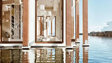 5 restaurants, breakfast, lunch, dinner served; seafood