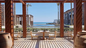 5 restaurants, breakfast, lunch, dinner served; seafood