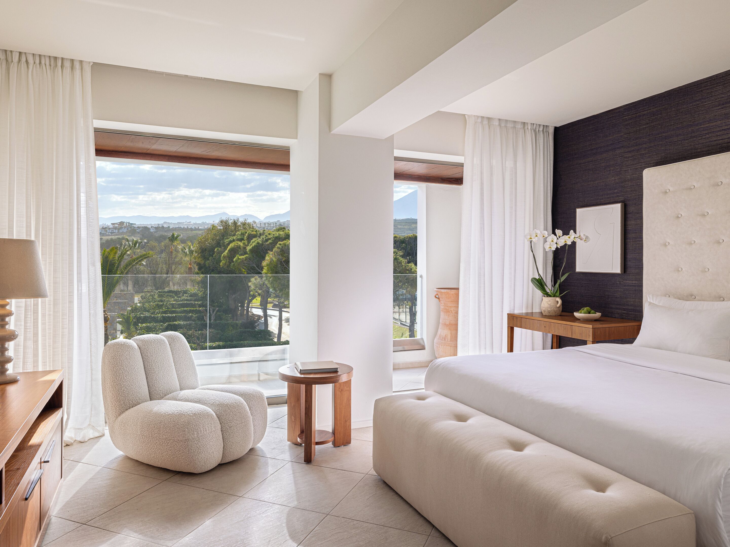 Superior Room, Garden View | Minibar, in-room safe, blackout curtains, iron/ironing board