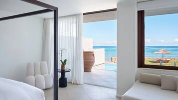 Hypo-allergenic bedding, minibar, in-room safe, blackout curtains