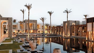 Inomhuspool, parasoller och solstolar