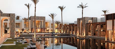 Piscine couverte, parasols de plage, chaises longues