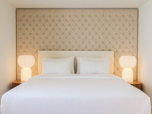 Allergitestade sängkläder, minibar och värdeförvaringsskåp på rummet