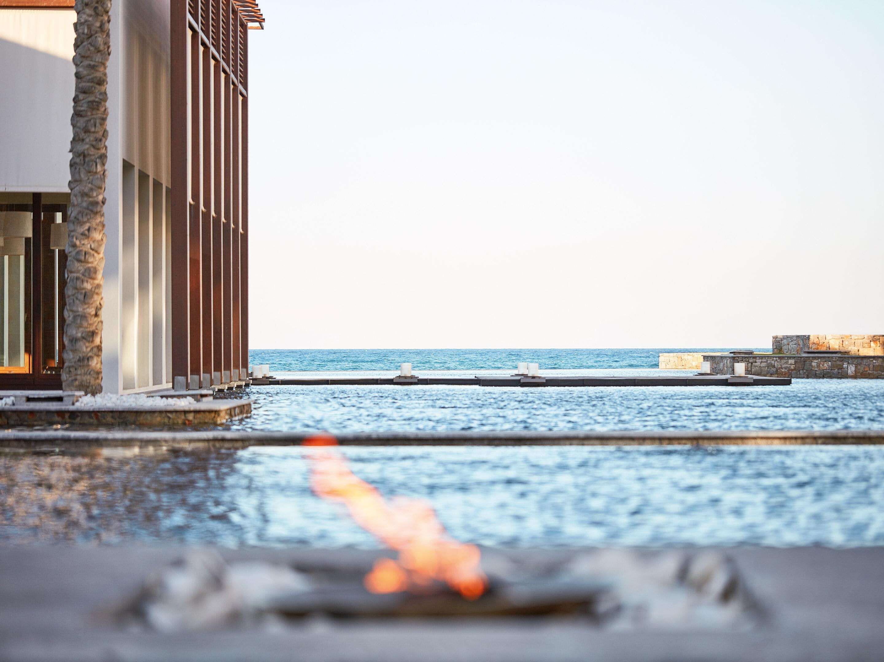 5 restaurantes; se sirve desayuno, almuerzo y cena; mariscos