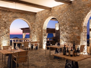 5 restaurants, breakfast, lunch, dinner served; seafood