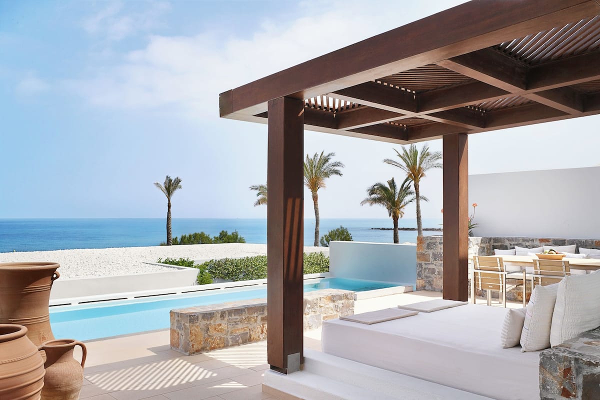 Royal Villa with Courtyard, Sea View & Private Pool | Minibar, caja de seguridad en la habitación y cortinas blackout