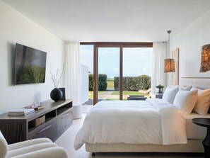 Luxury Bungalow with Garden Front Row | Allergitestade sängkläder, minibar och värdeförvaringsskåp på rummet