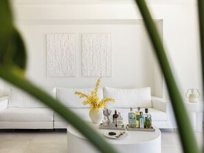 White Suite | Allergitestade sängkläder, minibar och värdeförvaringsskåp på rummet