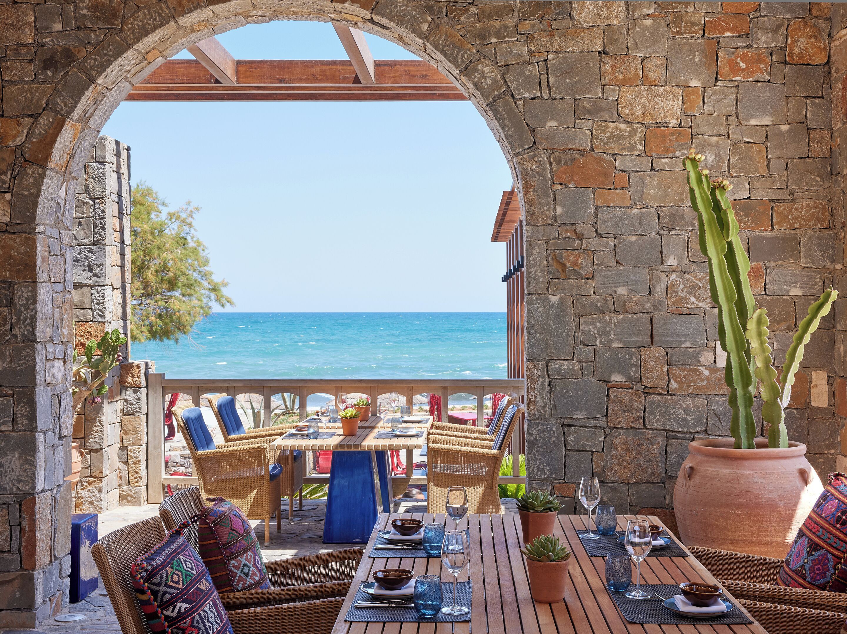 5 restaurants, breakfast, lunch, dinner served; seafood 