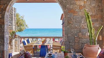 5 restaurants, breakfast, lunch, dinner served; seafood