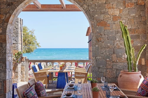 5 restaurants, breakfast, lunch, dinner served; seafood