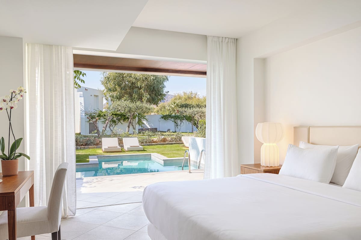 Suite familiar, 2 habitaciones, alberca privada, vista al jardín | Minibar, caja de seguridad en la habitación y cortinas blackout