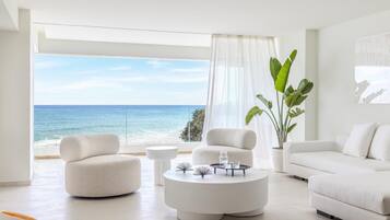 Separate bathtub and shower, deep-soaking bathtub, rainfall showerhead