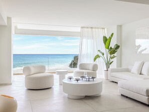 Amirandes White Suite | Hypo-allergenic bedding, minibar, in-room safe, blackout drapes