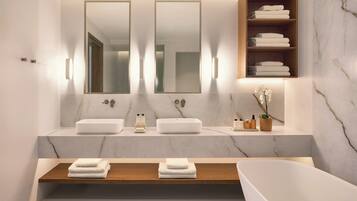 Baignoire et douche séparées, baignoire relaxante profonde