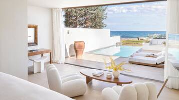 2 Bedroom Suite, Gym Private Pool with Sea View | Opholdsområde | 50-tommers LCD-tv med satellitkanaler, tv, legetøj