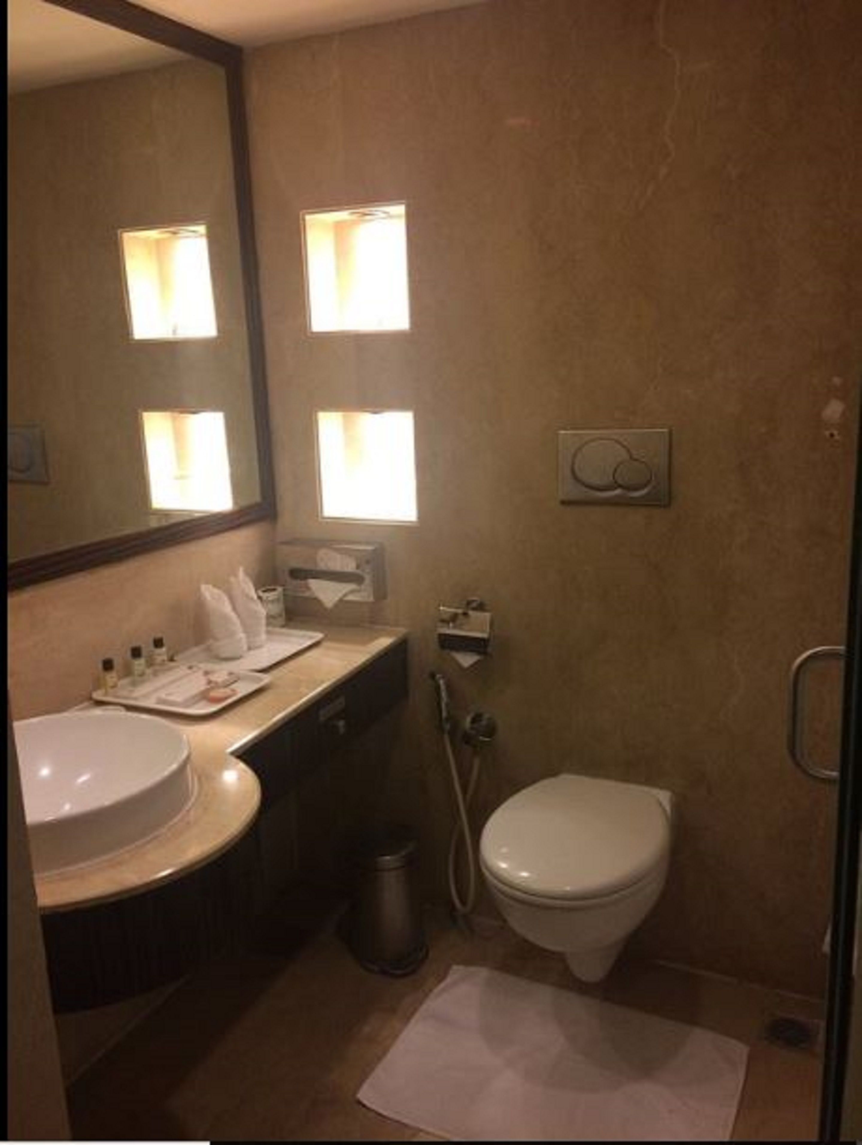 Un baño pequeño con lavabo, inodoro y ducha.