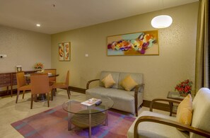 Suite | Egyptian cotton sheets, premium bedding, Tempur-Pedic beds, in-room safe