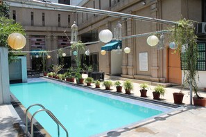 Outdoor pool, pool loungers - Pride Plaza Hotel, Ahmedabad (Ahmedabad)