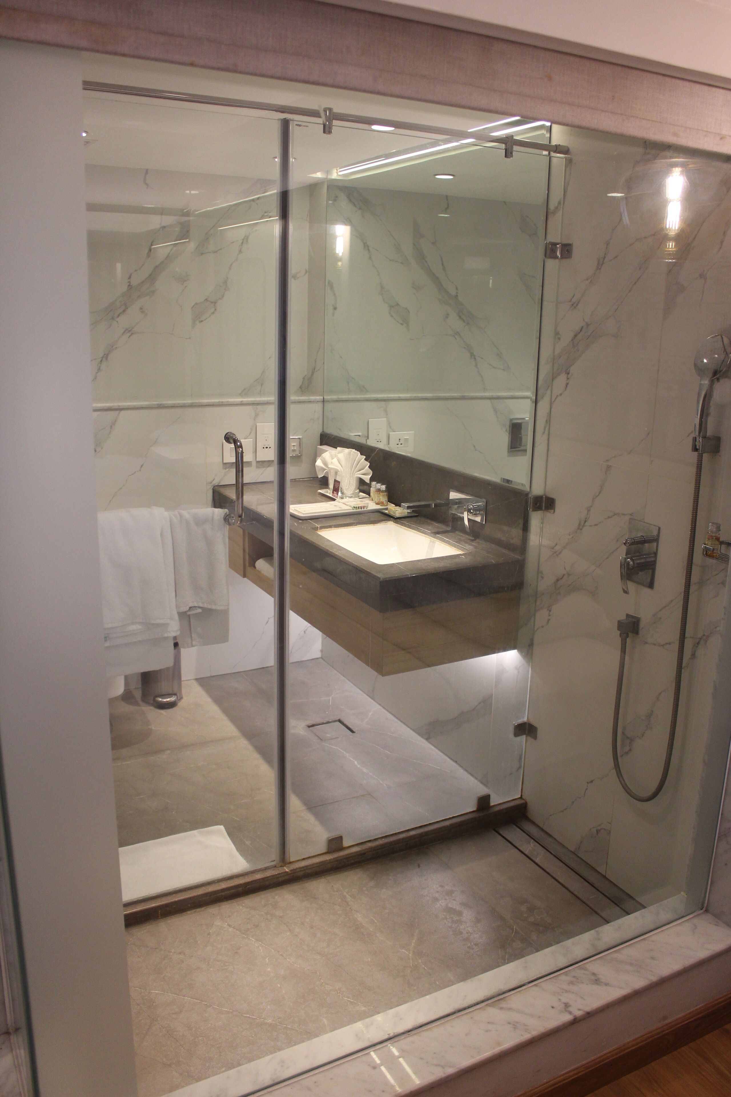 Quarto superior | Banheiro | Produtos de toalete grátis, secador de cabelo, roupões de banho 