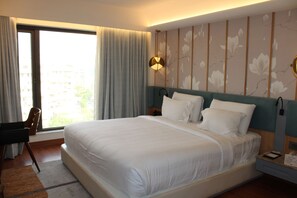 Suite | Minibar, in-room safe, desk, blackout drapes