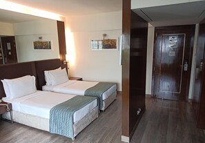 Executive-Zimmer | Zimmersafe, Schreibtisch, schallisolierte Zimmer, Bügeleisen/Bügelbrett