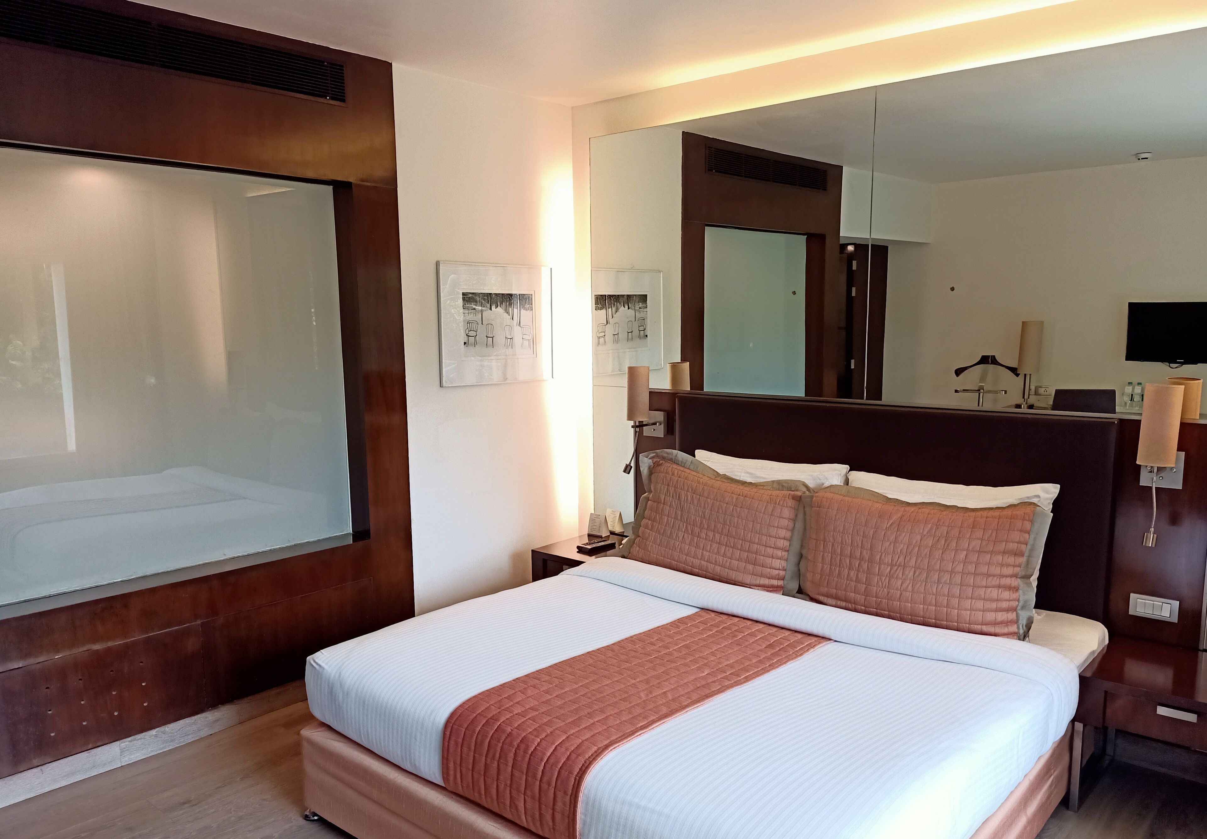 Executive Superior Room | In-room safe, desk, soundproofing, iron/ironing board