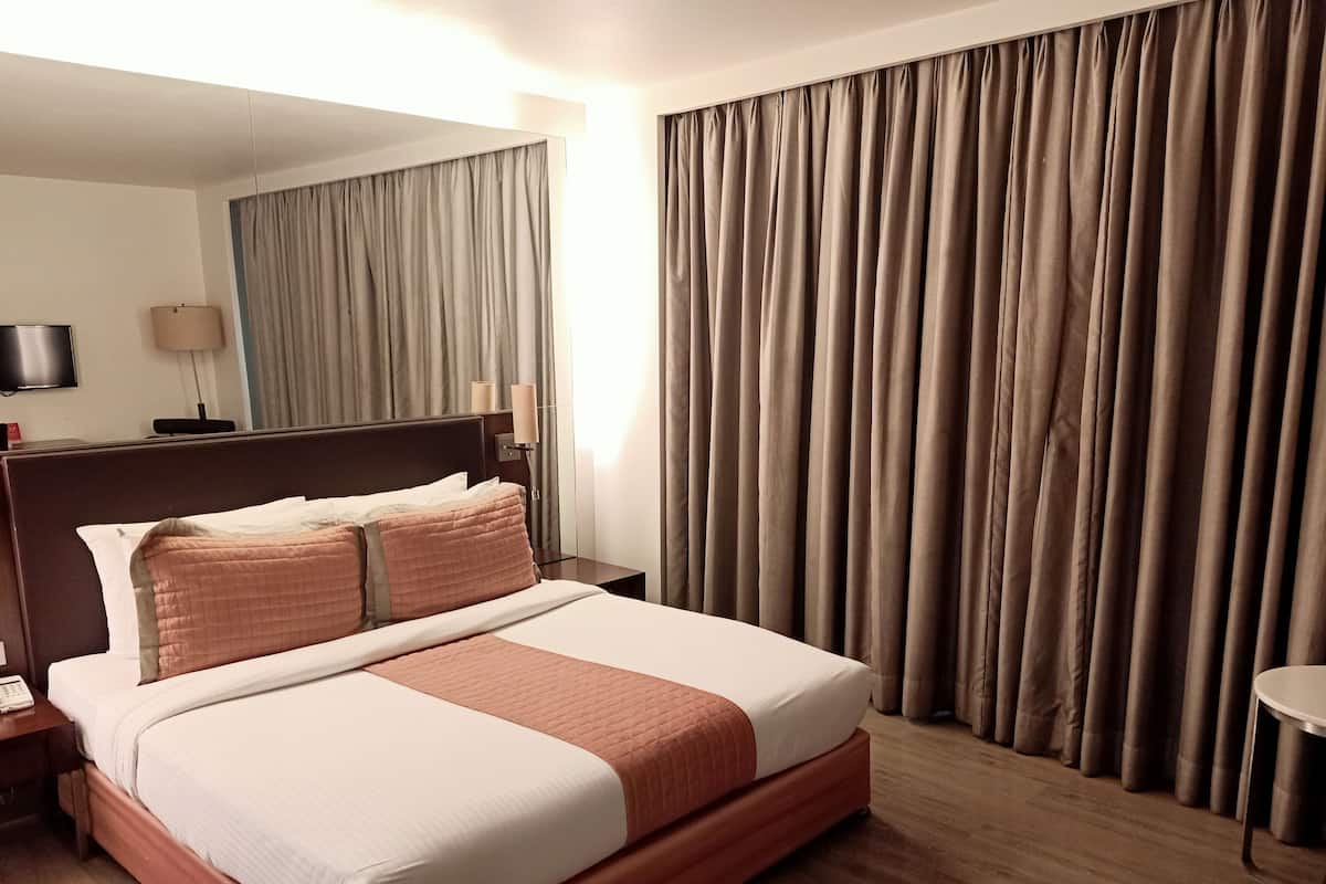 Executive Superior Room | In-room safe, desk, soundproofing, iron/ironing board