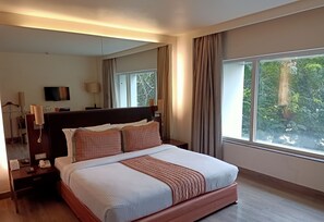 Kamer, 1 slaapkamer, niet-roken, uitzicht op stad | Een kluis op de kamer, een bureau, geluiddichte muren