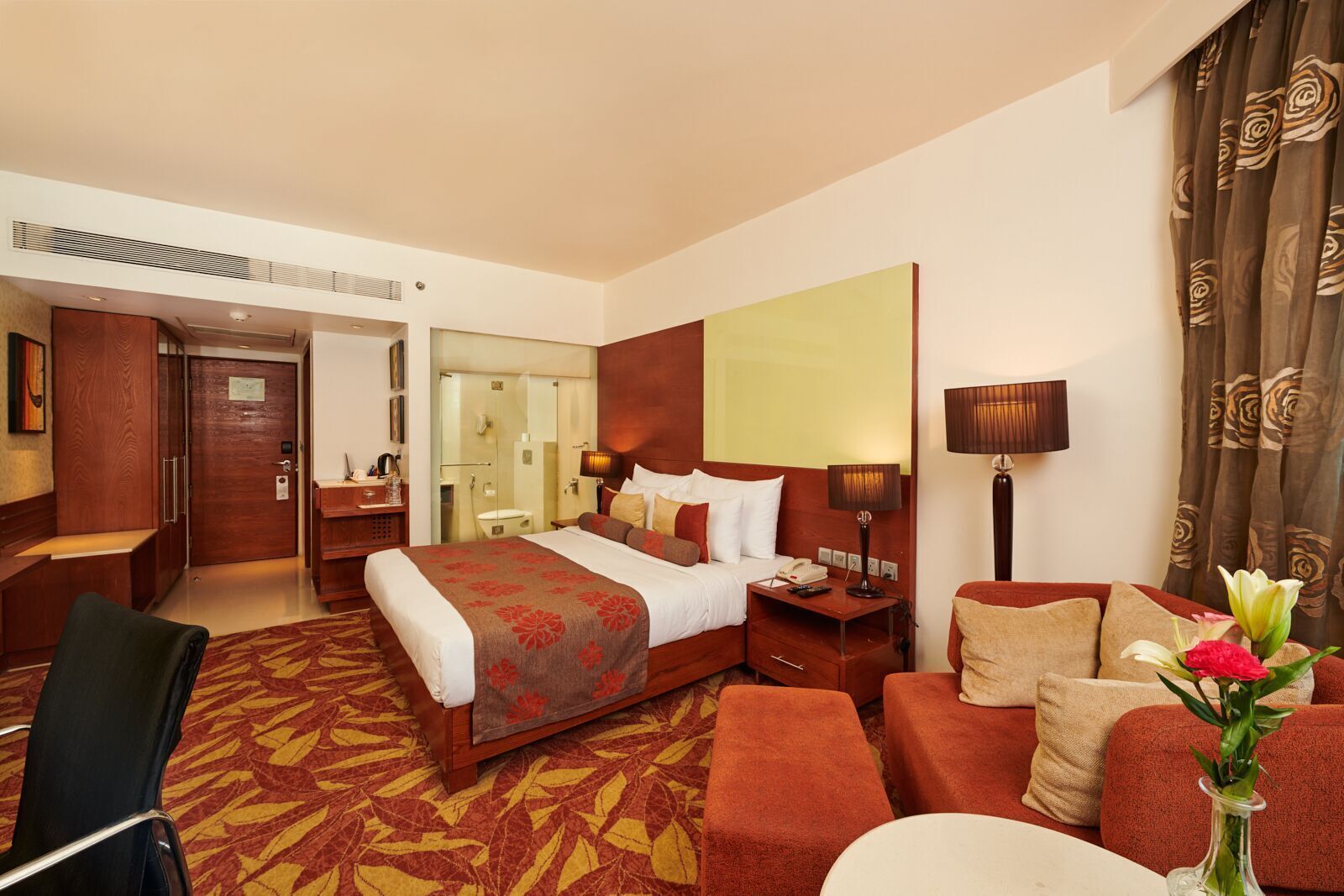 Minibaari, tallelokero huoneessa, työpöytä