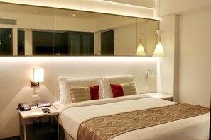 Minibar, coffres-forts dans les chambres, bureau