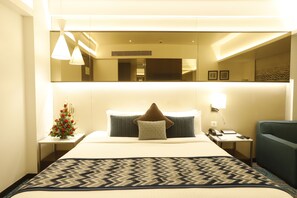 Club Double Room | 1 bedroom, minibar, in-room safe, desk