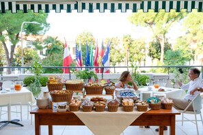 Desayuno buffet (EUR 12 por persona)
