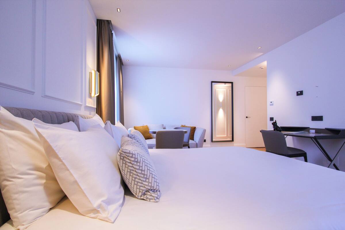 suite | minibar, in-room safe, desk, free wifi