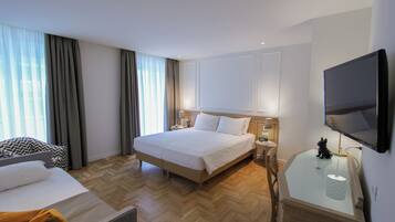 Superior driepersoonskamer, balkon | Een minibar, een kluis op de kamer, een bureau, gratis wifi