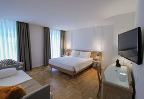 Habitación triple superior, balcón | Minibar, caja de seguridad en la habitación, escritorio y wifi gratis 