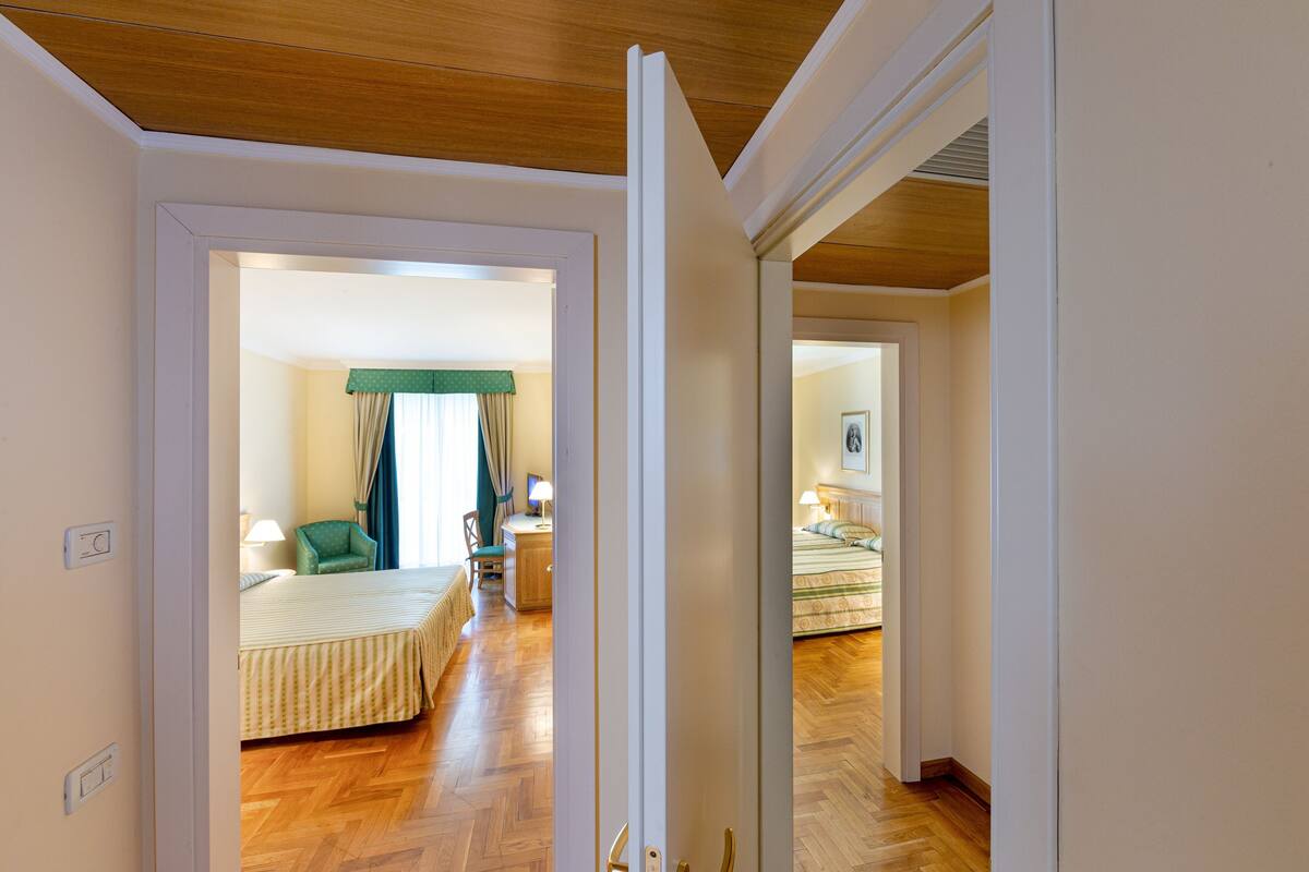 standard quadruple room | minibar, in-room safe, desk, free wifi